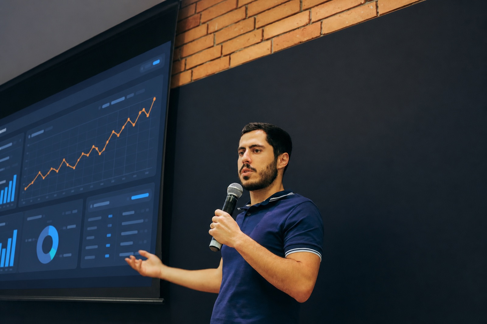 Caio Andrade durante uma apresentação